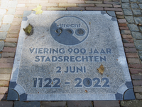 902308 Afbeelding van de herinneringssteen 'Viering 900 jaar Stadsrechten 1122-2022', in het plaveisel op het plein ...
